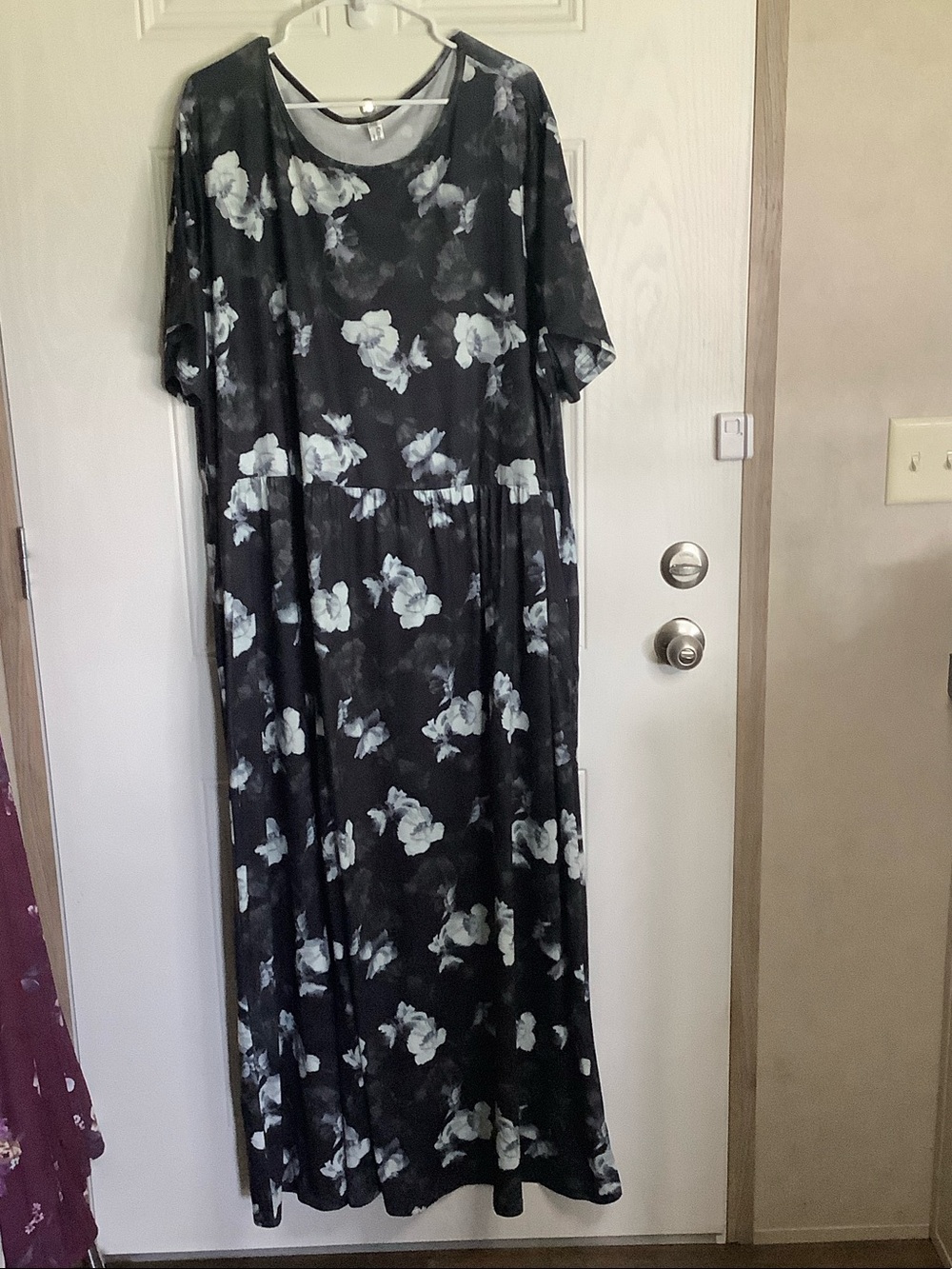Plus Size Black Floral Maxi Dress with Scoop Neck